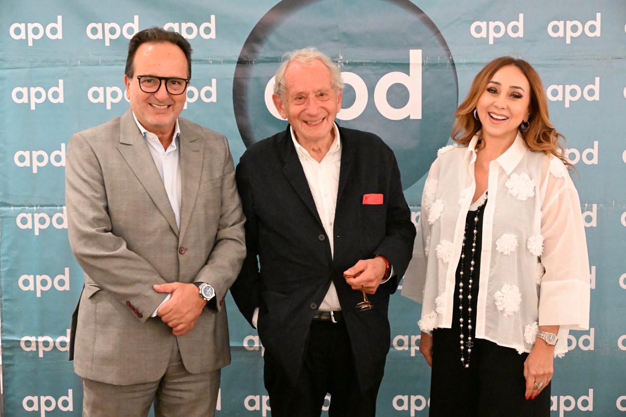 Portrait de groupe devant le fond APD lors de la rencontre du 1er octobre 2026