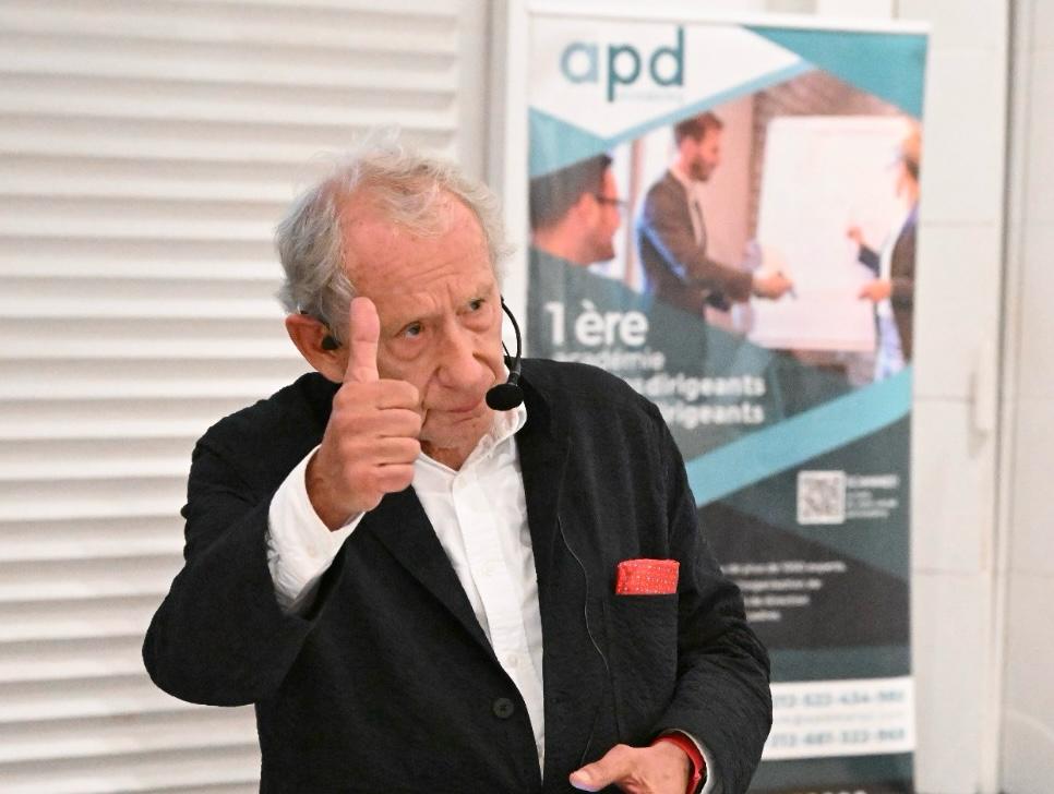 L’intervenant levant le pouce pendant la conférence géopolitique