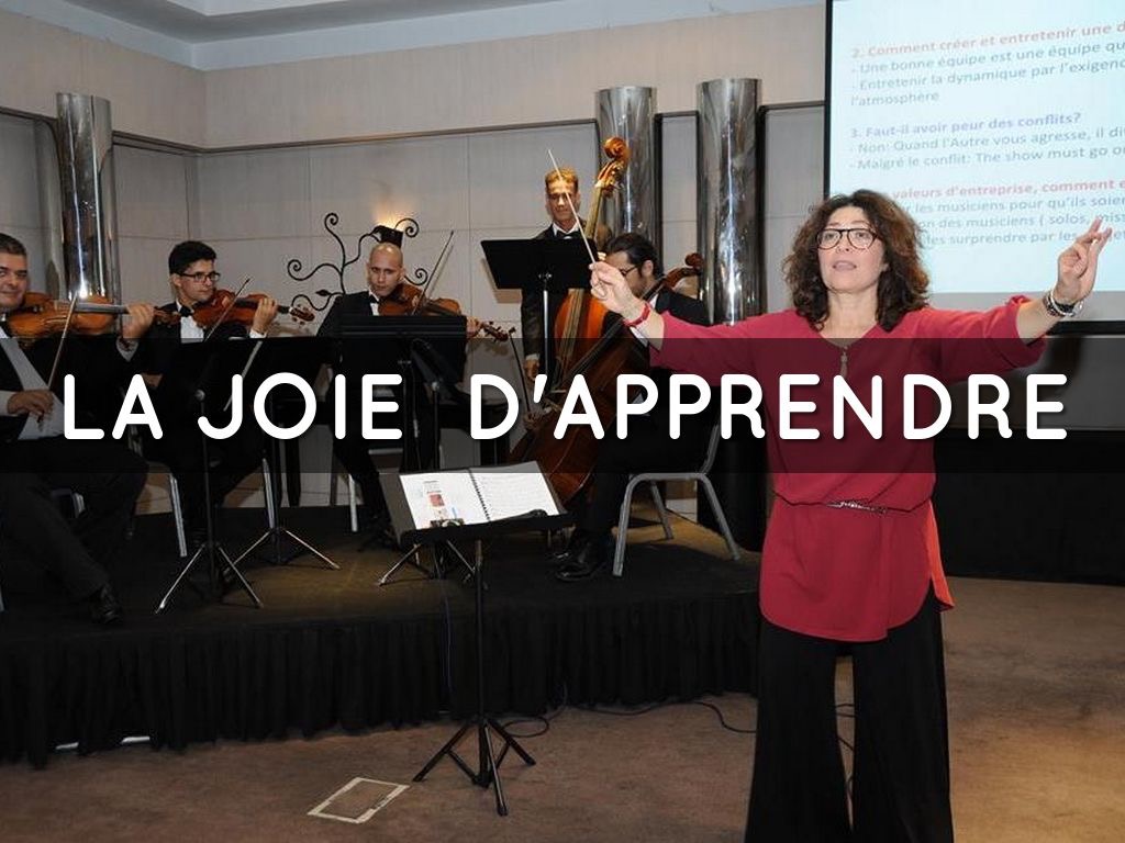 Une intervenante anime une séance APD avec des musiciens. La joie d’apprendre.