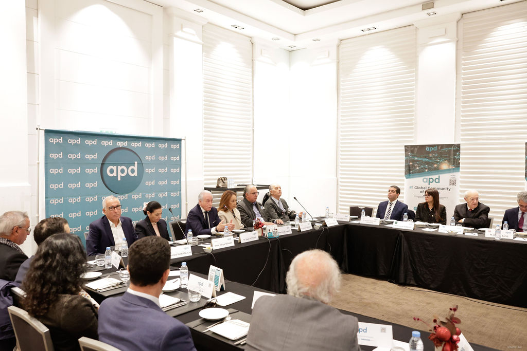 Des dirigeants réunis autour d’une table lors d’une rencontre APD Maroc.